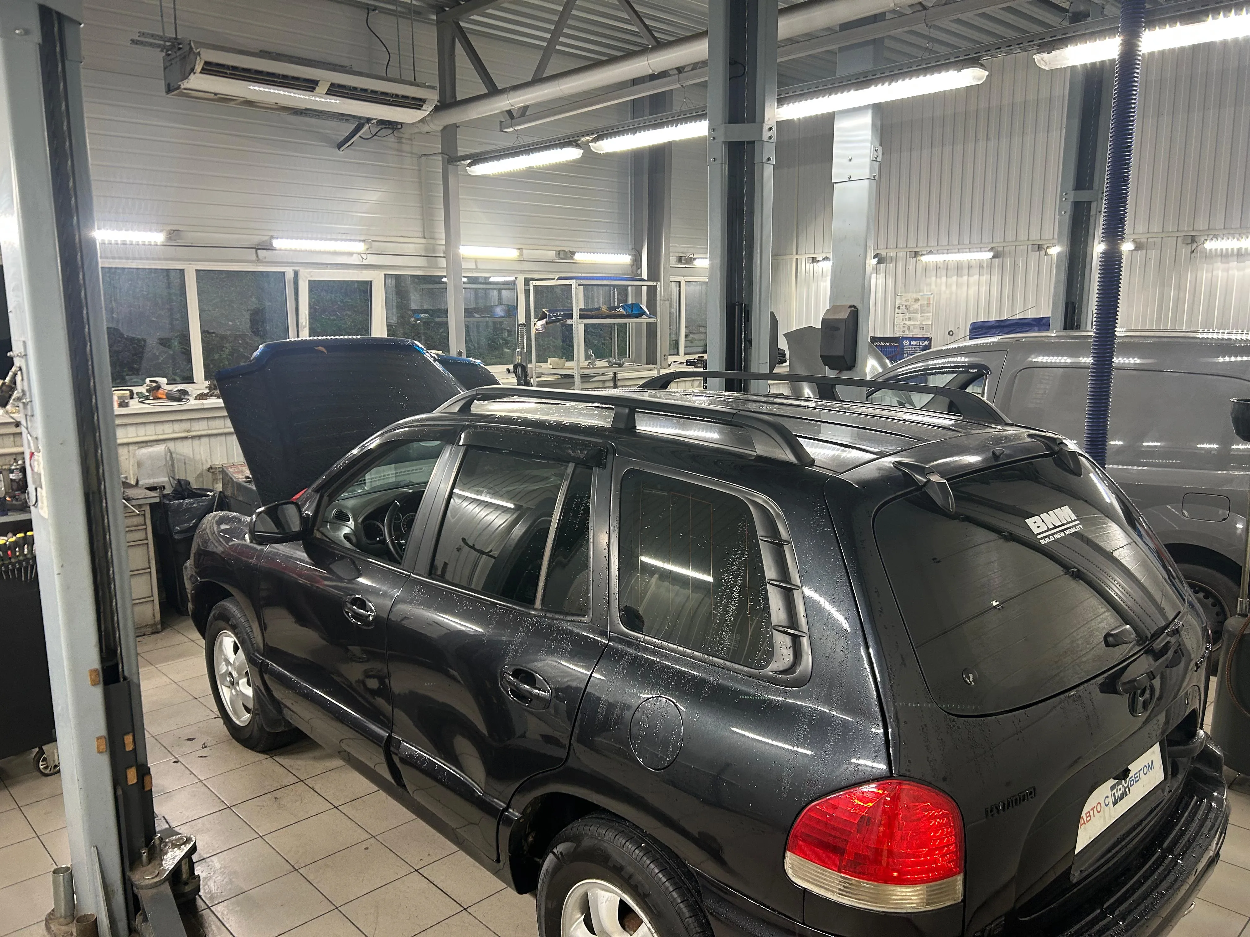 Автомобиль на подъемнике