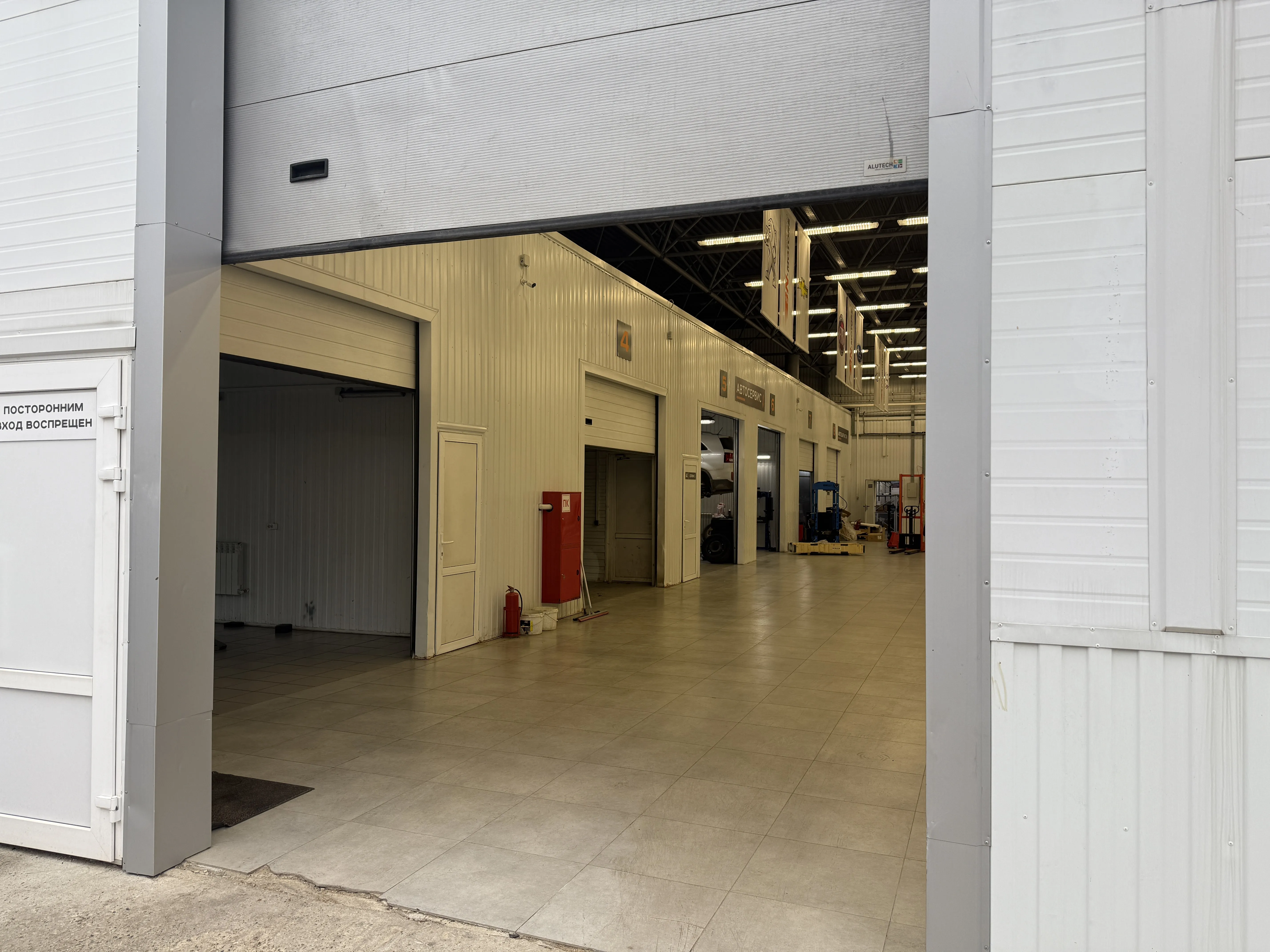Въезд в ремонтную зону автосервиса